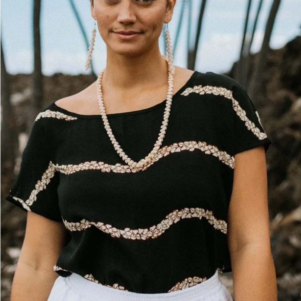 Alohiwai momi lei Top size medium